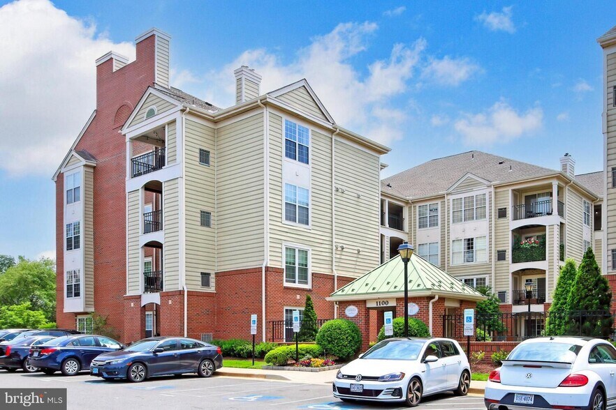 Building Photo - 1100 Quaker Hill Dr