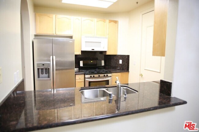 Building Photo - 4830 Elmwood Ave