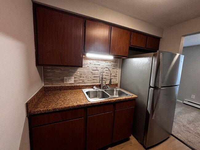 Building Photo - Charming 2 bedroom- 1bath  apartment with washer dryer hook-up