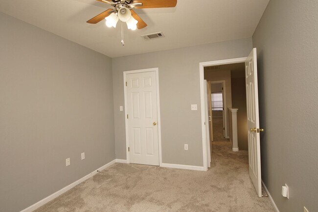 Building Photo - Central Niceville Location