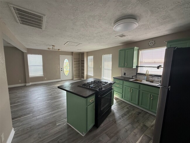 Building Photo - 642 5th St