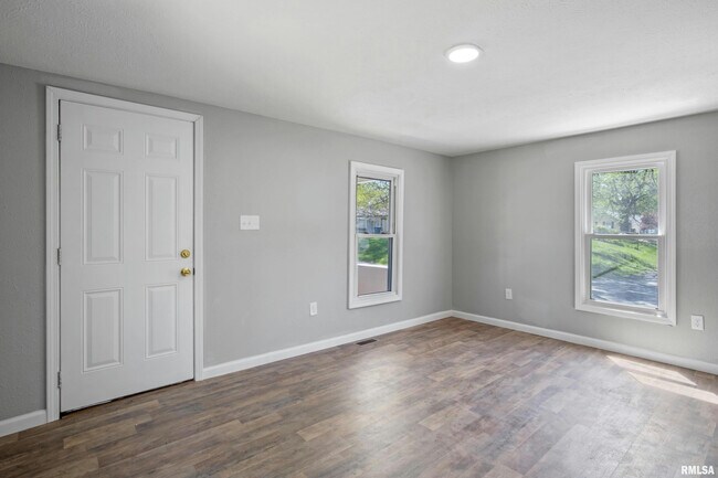Primary Photo - 1301 N Osburn Ave