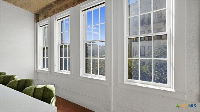 Building Photo - 222 Losoya St