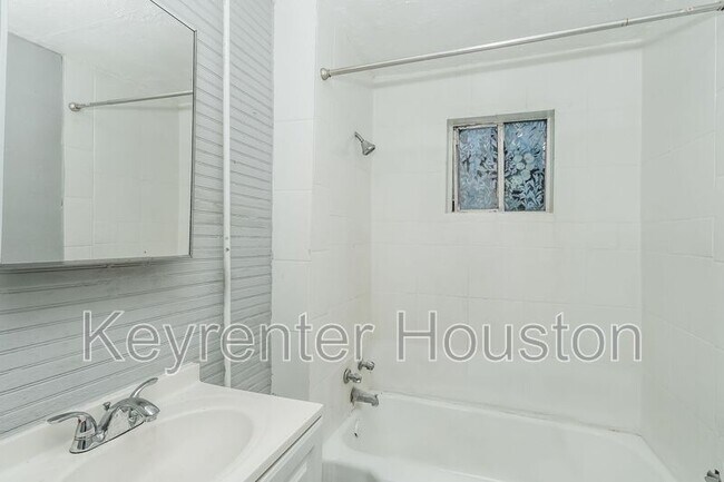 Building Photo - 4610 Schroeder St