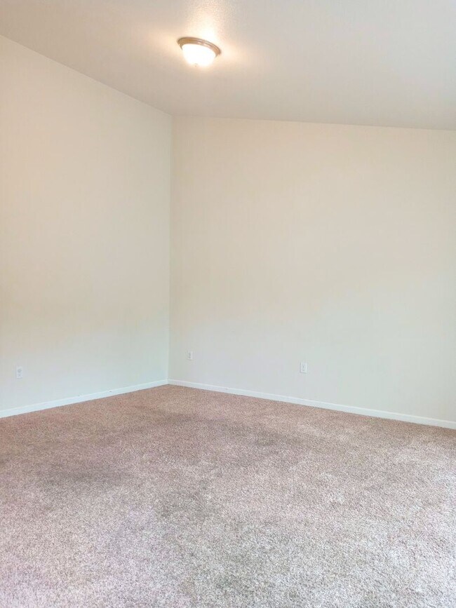 Building Photo - Great Second Floor 2bd Condo With Pool in Gated Complex