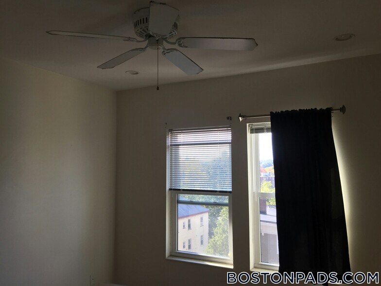 Building Photo - 1 Centre St Ter