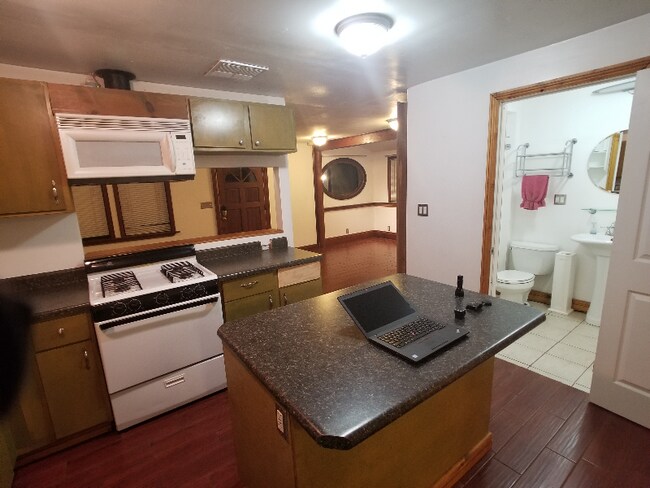Building Photo - 1537 Maple St