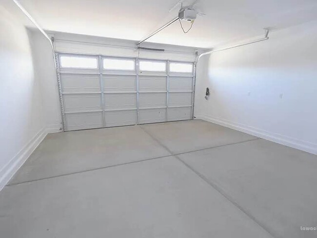 Building Photo - 9331 W Glenrosa Ave