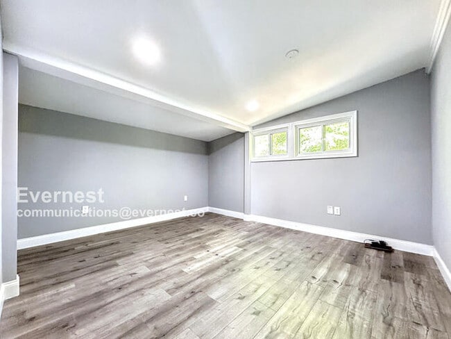 Building Photo - Lovely 3-Bed, 2-Bath Home with Modern Comf...