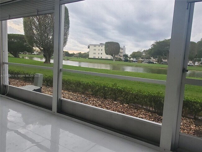 Building Photo - 1076 Cornwall D