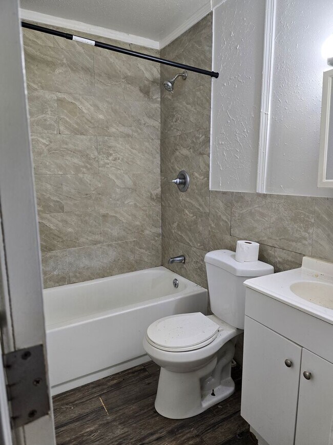 Building Photo - Nicely updated 3BD/1BA
