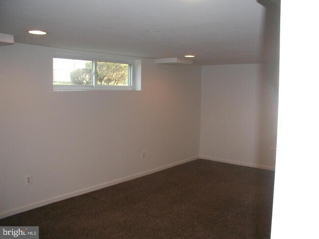 Building Photo - 489 University Blvd