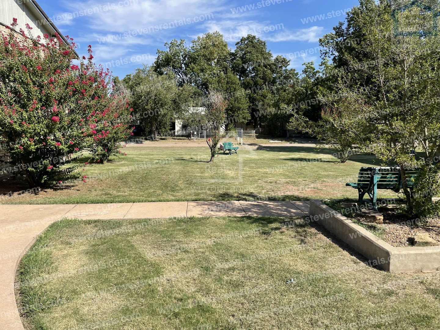 Building Photo - 1502 NW Kingsbury Ave