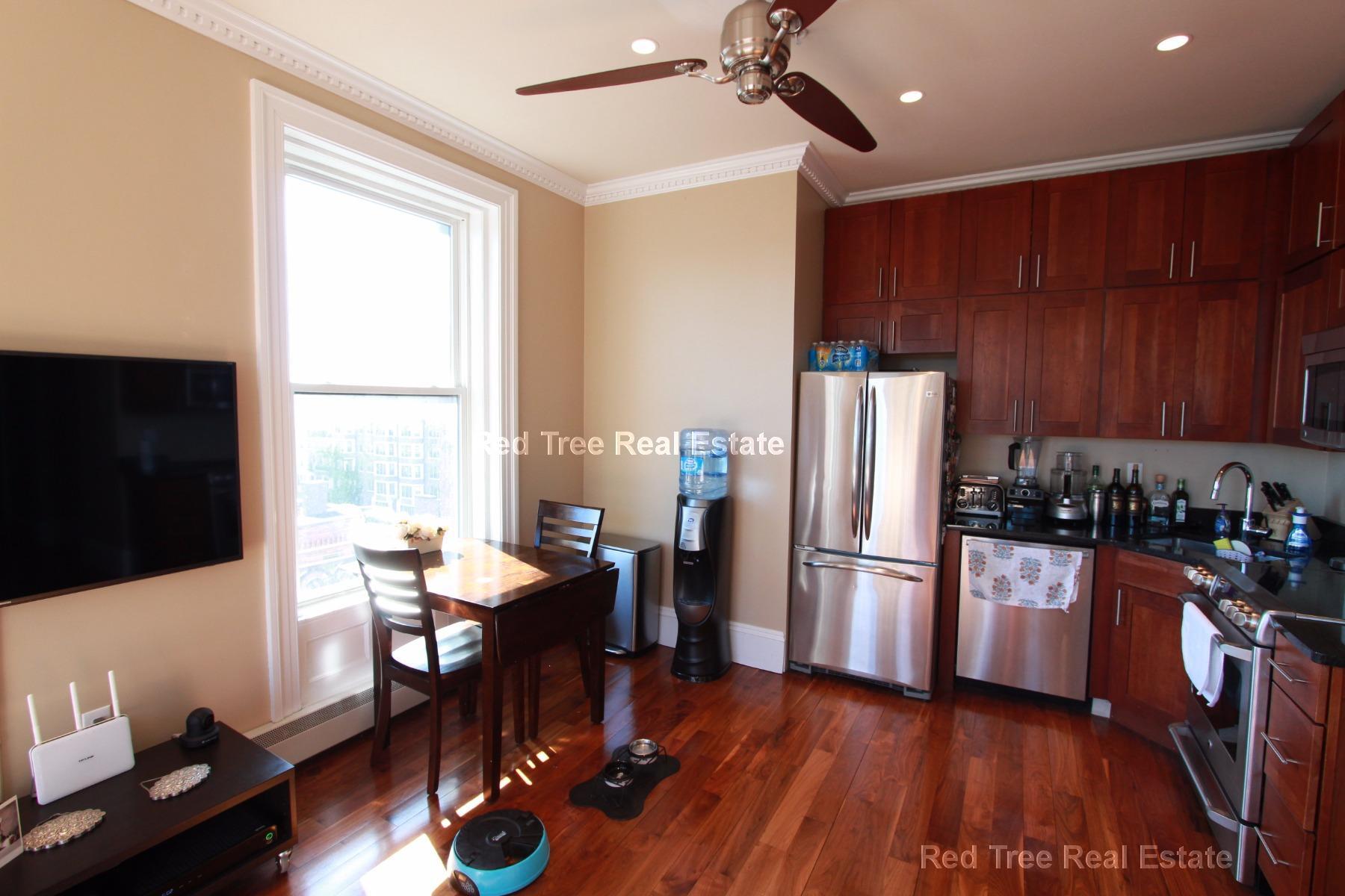 Building Photo - 483 Beacon St