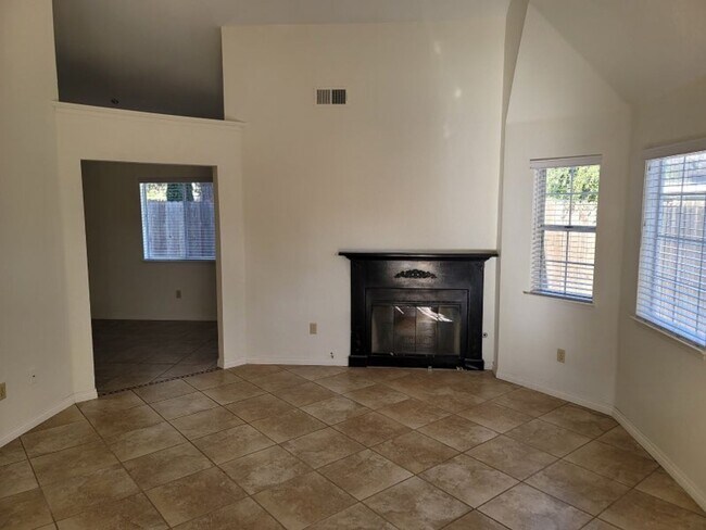 Building Photo - 90-90 Brewer St