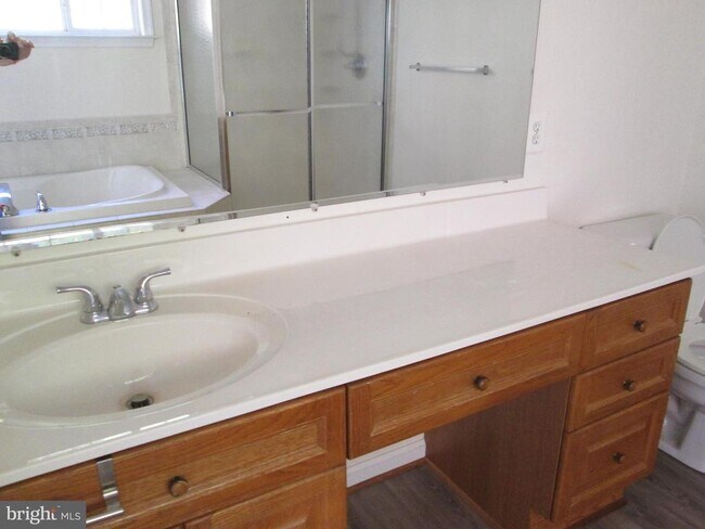 Building Photo - 1300 Treasure Dr