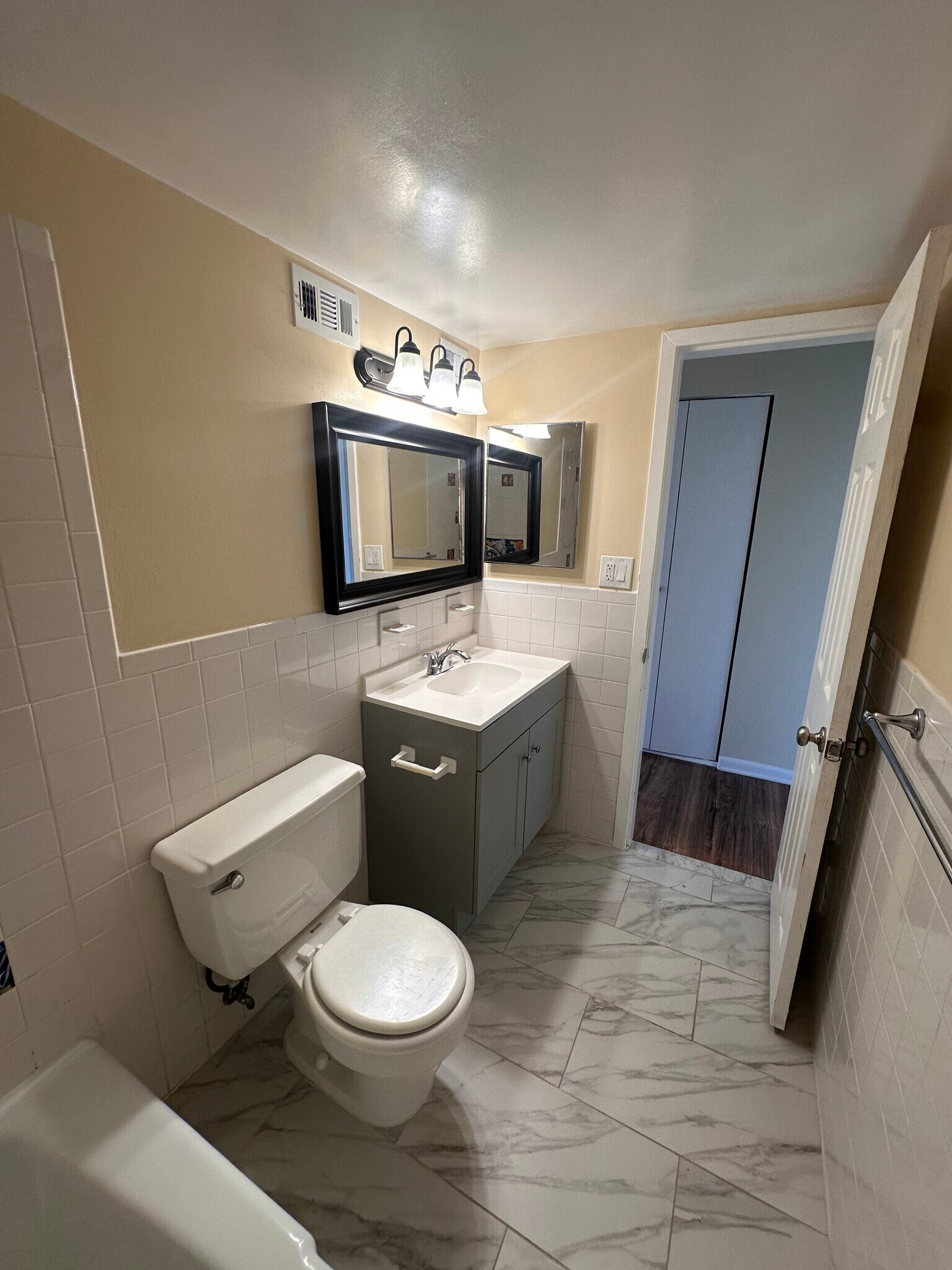 Building Photo - 6001 Arlington Blvd