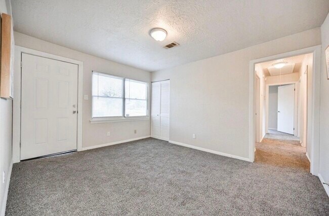 Building Photo - 9306 Chesterfield Dr