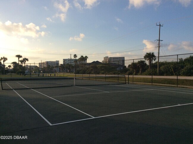 Building Photo - 4849 Saxon Dr