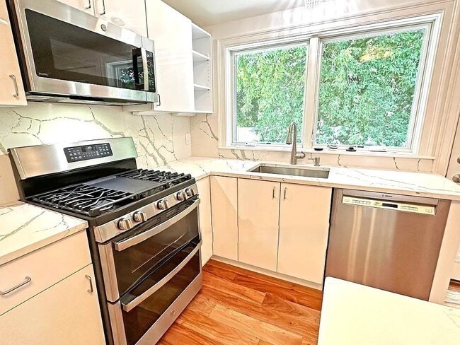 Building Photo - 32 Salisbury Rd