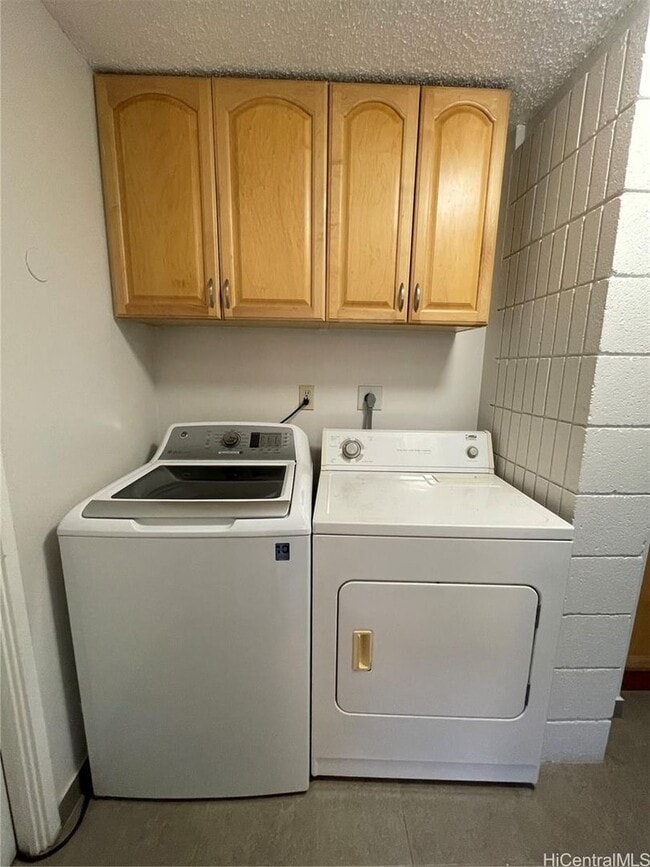 Building Photo - Spacious 3 Bed / 2 Bath – Nuuanu Park Place – Garden-Level Unit