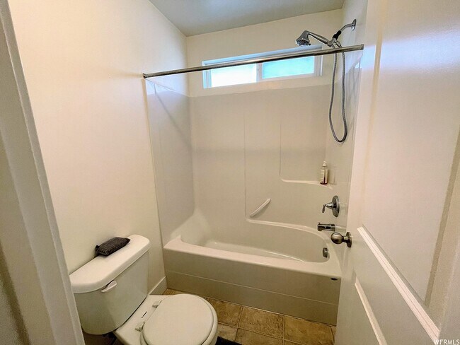 Building Photo - 616 W 4050 N