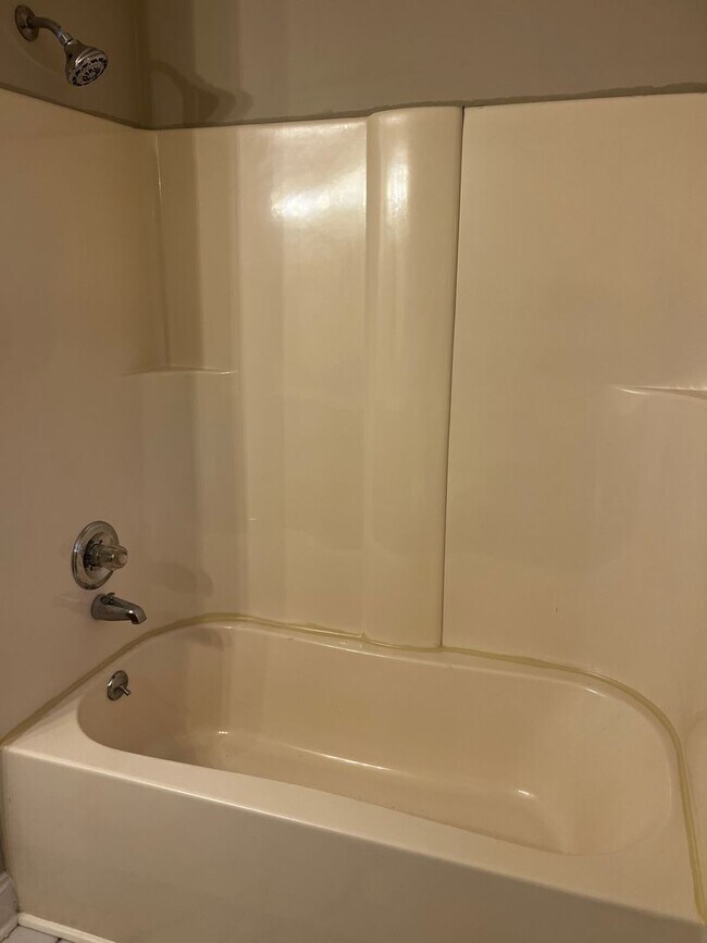 Building Photo - 824 Strawberry Ln