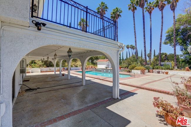 Building Photo - 4041 Alonzo Ave