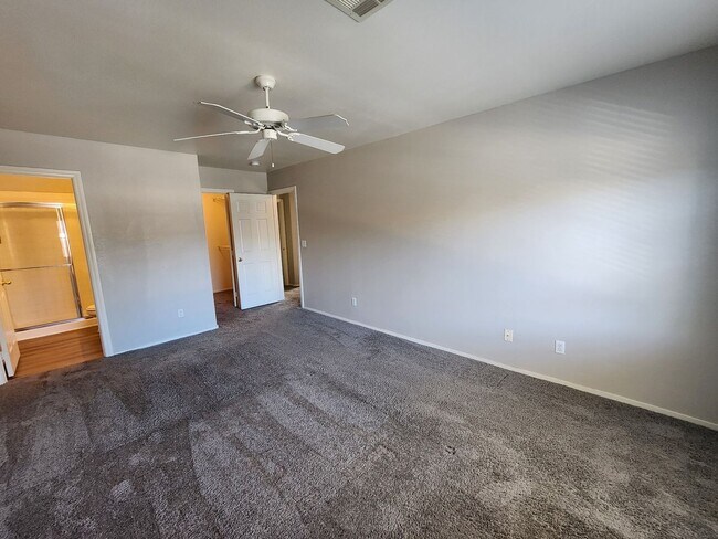 Building Photo - Beautiful townhouse in Silverado Ranch