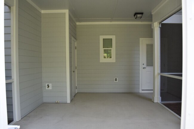 Building Photo - Available June 1 Three Bedroom Townhouse a...