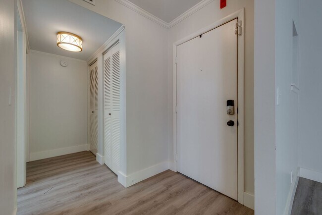 Building Photo - Renovated Condo in Green Hills Four Seasons!