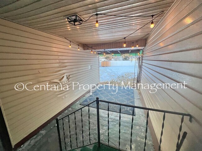 Building Photo - Large 2 bedroom house with an oversized ga...