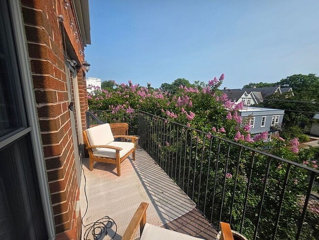 Building Photo - "Charming 2-Bed, 2-Bath Spacious Retreat in Norfolk - 1,500 Sq Ft of Modern Comfort!"