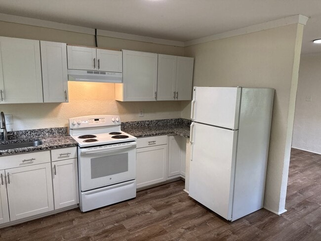 Building Photo - 2 Bed 1 Bath Apartment