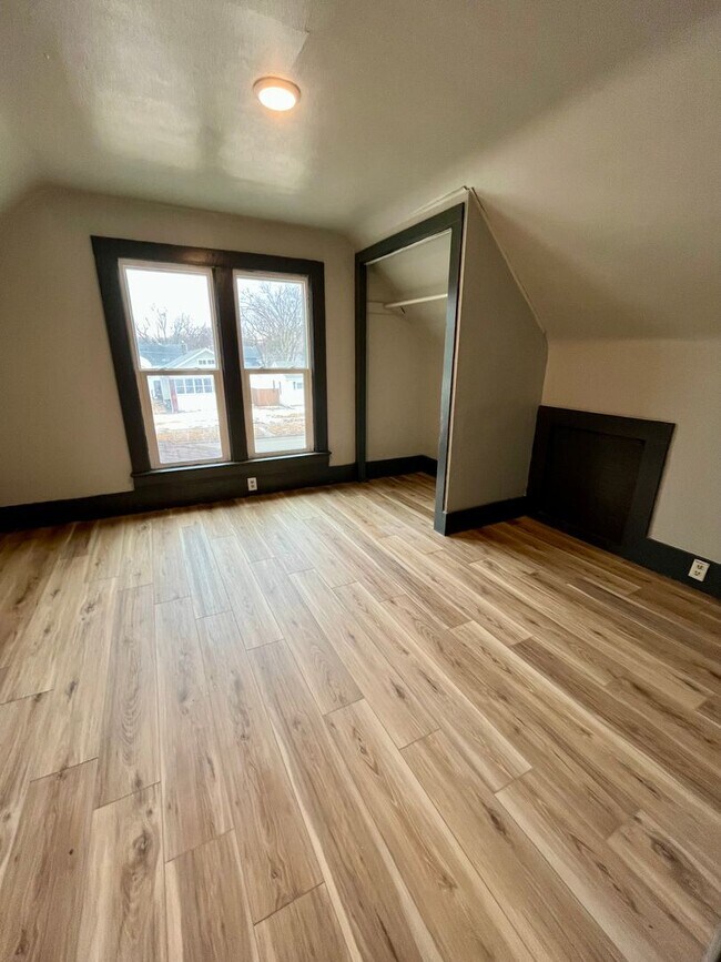 Building Photo - 4 Bedroom / 1 Bathroom House for Rent