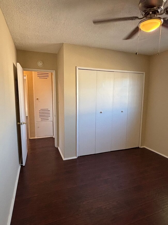 Building Photo - 2 bedroom 1 bath available now in East LA!