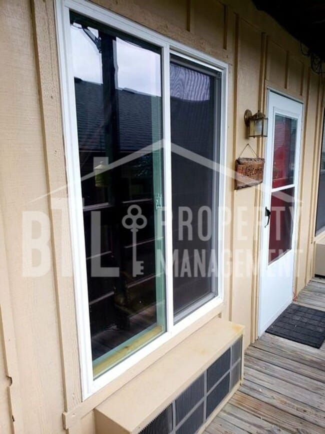 Building Photo - Cozy 1 bedroom Lake condo!!