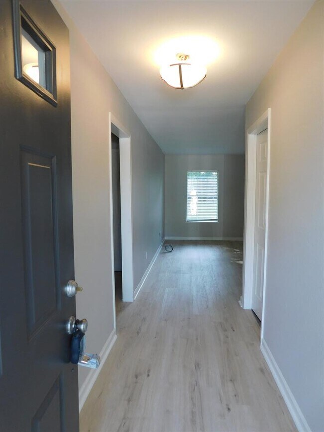 Building Photo - 10100 Woodglen Dr