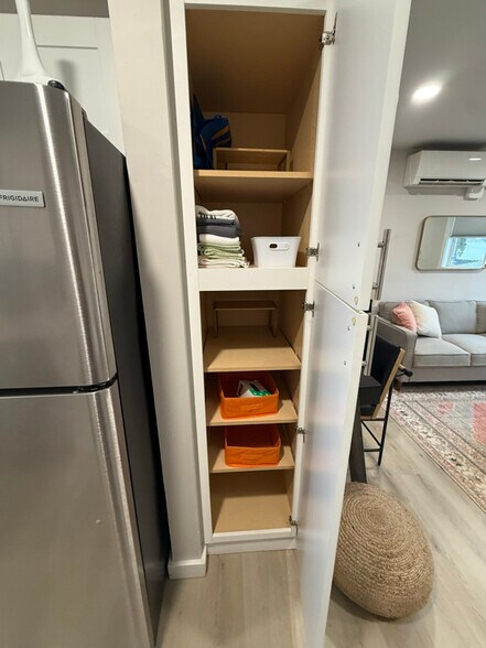 Building Photo - 3013 W Lakeside Dr