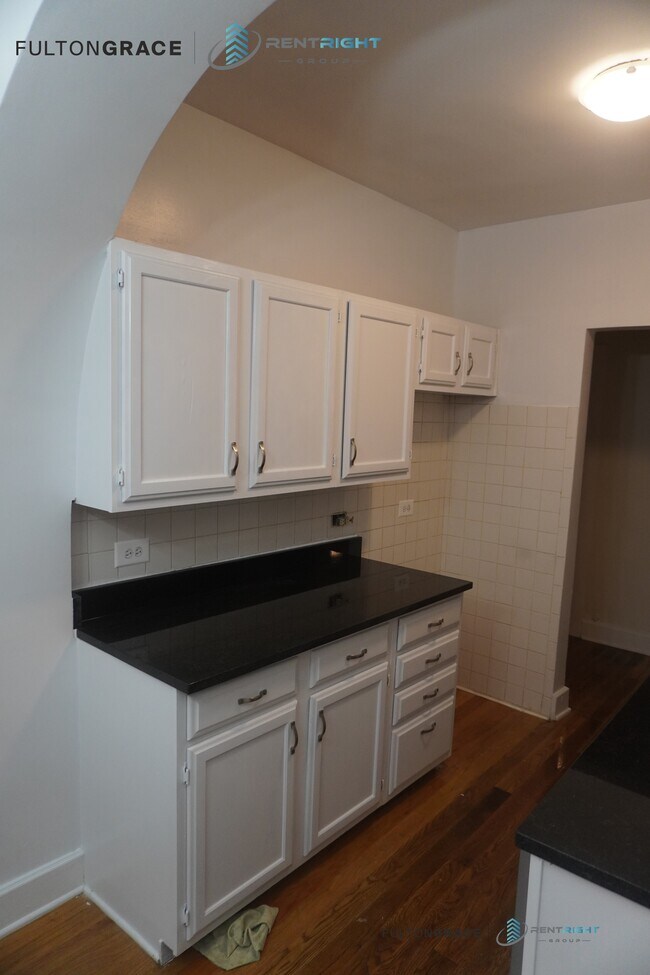 Building Photo - 426 W Briar Pl