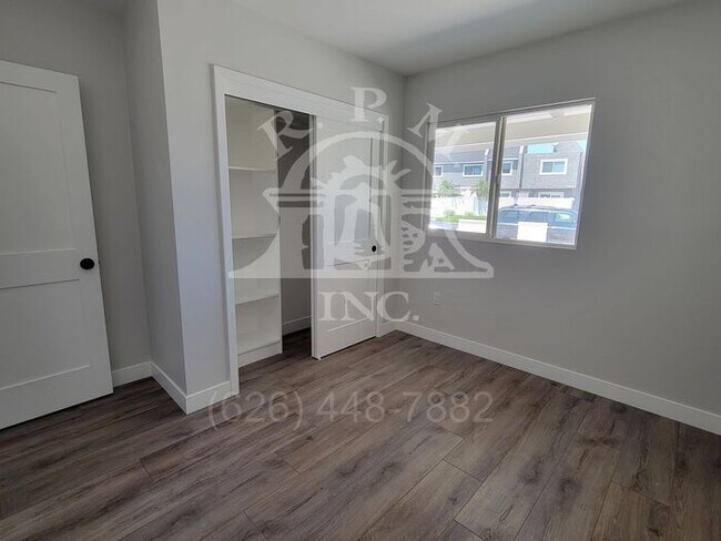 Building Photo - Modern 3 Bedroom Front House