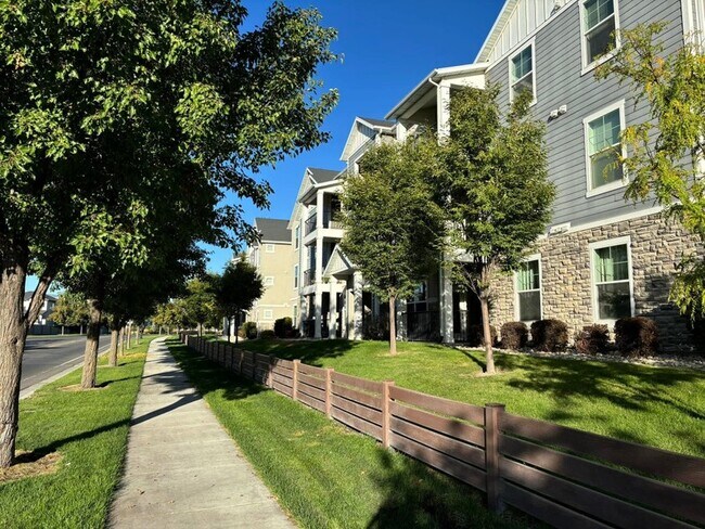 Building Photo - 9 W Seasons Dr