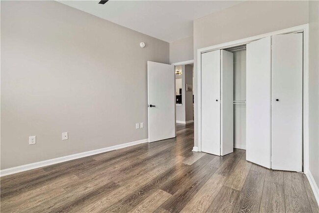 Building Photo - 898 Oak St SW
