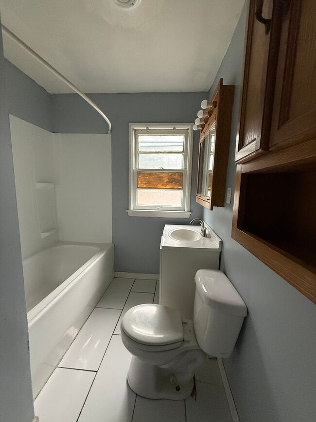 Building Photo - Cute 1 Bedroom 1 Bath Duplex