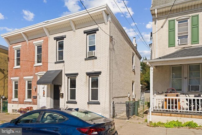 Building Photo - 345 Hall St
