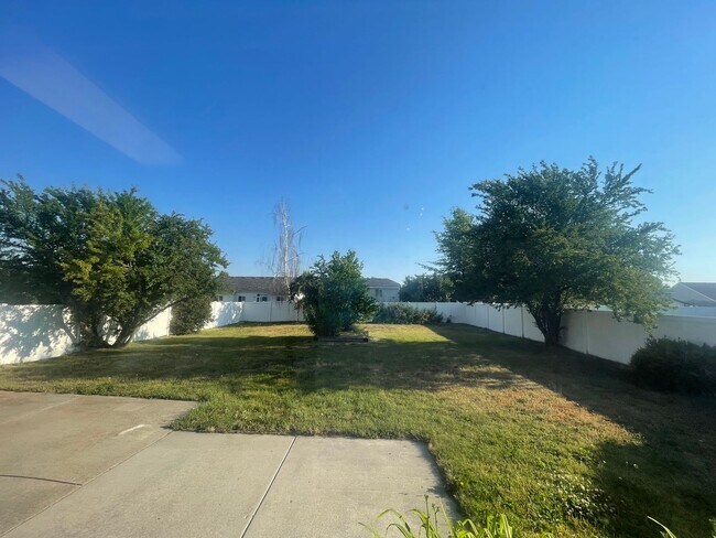 Building Photo - Sunshine Meadow 3 Bed/2 Bath Rancher