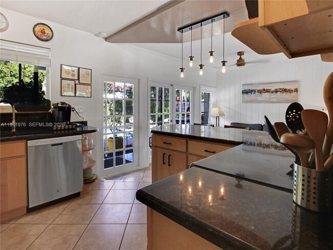 Building Photo - 1561 NE 47th St