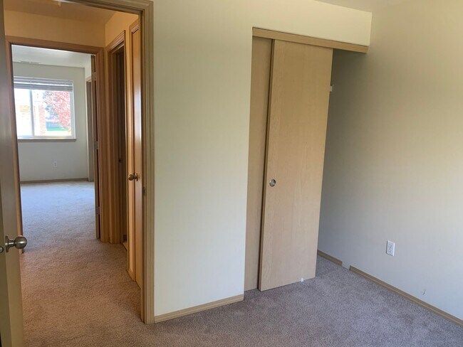 Building Photo - Camas Townhome with Beautiful Grey Laminate Flooring and Attached Garage