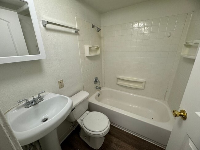 Building Photo - 1 Bedroom 1 Bath Home with a Large Outdoor...
