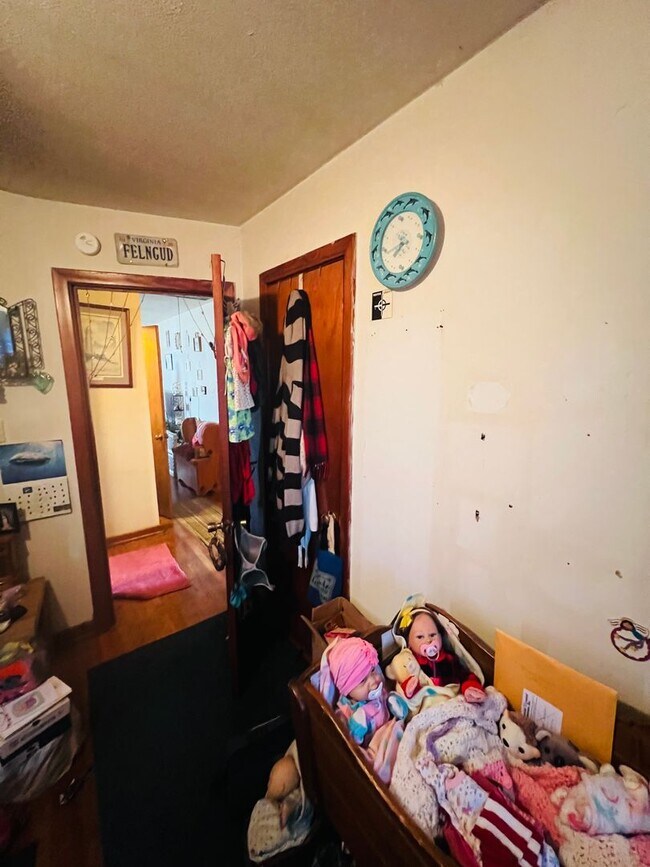 Building Photo - Adorable 3bdrm/1bth Brich Rancher Convenie...